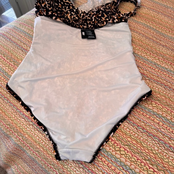 DKNY Printed Ruffle Plunge Underwire Tummy-Control One-Piece Multi, Size 10 - Picture 11 of 12